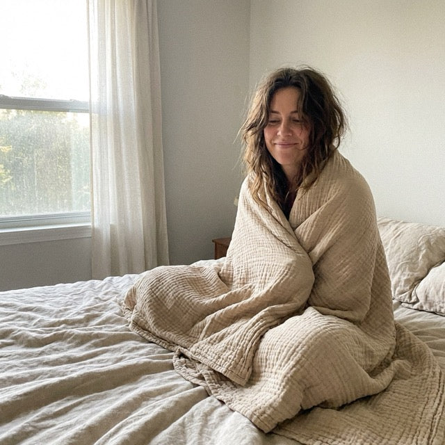 Femme enveloppée dans le plaid en mousseline, à même la peau